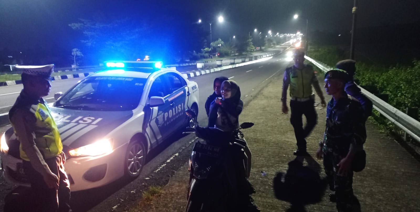 GERUNG, Lombok Barat – Jajaran Kepolisian Resor (Polres) Lombok Barat terus meningkatkan kegiatan patroli malam dalam rangka Operasi Ketupat Rinjani 2025. Langkah ini diambil sebagai upaya preventif untuk mengantisipasi terjadinya balap liar dan potensi gangguan keamanan dan ketertiban masyarakat (kamtibmas) lainnya, terutama di jalur-jalur rawan seperti area Bypass Gerung. Kegiatan patroli intensif ini salah satunya dilaksanakan oleh personel Pos Pengamanan (Pos Pam) Giri Menang Square (GMS) Gerung. Menurut Kepala Pos Pam GMS Gerung, Ipda I Wayan Rudi Hariadi, S.H., kegiatan pengamanan jalur dan patroli rutin dilaksanakan untuk memastikan situasi tetap kondusif selama pelaksanaan Operasi Ketupat Rinjani. "Kami dari Pos Pam GMS Gerung secara rutin melaksanakan patroli, terutama pada malam hari, di sepanjang jalur Bypass 1 dan 2 Gerung," ujar Ipda I Wayan Rudi Hariadi, S.H., saat ditemui di Pos Pam GMS Gerung, Rabu (26/3/2025) malam. "Tujuan utama dari patroli ini adalah untuk mencegah terjadinya aksi balap liar yang sangat meresahkan masyarakat dan juga untuk mengantisipasi potensi tindak kriminalitas atau kejadian menonjol lainnya." Patroli Malam Antisipasi Balap Liar di Bypass Gerung Lebih lanjut, Ipda I Wayan Rudi Hariadi menjelaskan bahwa pada Rabu malam, 26 Maret 2025, sekitar pukul 23.00 WITA hingga selesai, tim patroli dari Pos Pam GMS Gerung yang dipimpin oleh Komandan Regu (Danru) II, Ipda Dodik Hendra, bersama anggota jaga melaksanakan kegiatan patroli di seputaran wilayah pos pam. Sasaran utama dari kegiatan ini adalah jalur Bypass 1 dan 2 Gerung yang memang kerap kali menjadi lokasi favorit bagi para pelaku balap liar. "Tim patroli kami bergerak secara mobile di sepanjang jalur bypass. Selain melakukan pemantauan, kami juga memberikan imbauan kepada para pemuda yang masih berkumpul di pinggir jalan agar tidak melakukan kegiatan yang melanggar hukum, seperti balap liar," terang Ipda I Wayan Rudi Hariadi. "Kami menekankan kepada mereka tentang bahaya balap liar, baik bagi diri sendiri maupun bagi pengguna jalan lainnya." Himbauan Kepada Masyarakat untuk Mendukung Operasi Ketupat Ipda I Wayan Rudi Hariadi juga mengimbau kepada seluruh masyarakat Lombok Barat, khususnya yang berada di wilayah Gerung, untuk turut serta menjaga keamanan dan ketertiban selama pelaksanaan Operasi Ketupat Rinjani 2025. Ia berharap masyarakat dapat memberikan informasi kepada pihak kepolisian jika melihat atau mengetahui adanya potensi gangguan kamtibmas, termasuk aktivitas balap liar. "Kami sangat mengharapkan partisipasi aktif dari masyarakat. Jika ada informasi terkait balap liar atau hal-hal mencurigakan lainnya, jangan ragu untuk menghubungi kami atau kantor polisi terdekat," kata Ipda I Wayan Rudi Hariadi. "Kerja sama antara polisi dan masyarakat sangat penting untuk menciptakan situasi yang aman dan nyaman bagi kita semua, terutama menjelang dan selama Hari Raya Idul Fitri nanti." Situasi Terpantau Aman dan Kondusif Hingga laporan ini diturunkan, Ipda I Wayan Rudi Hariadi memastikan bahwa situasi di wilayah hukum Pos Pam GMS Gerung terpantau aman dan kondusif. Kegiatan patroli akan terus ditingkatkan secara berkala untuk memberikan rasa aman kepada masyarakat dan mencegah terjadinya gangguan kamtibmas. "Alhamdulillah, situasi malam ini aman dan kondusif. Kami akan terus melakukan pemantauan dan patroli secara intensif. Perkembangan kegiatan hari ini akan kami laporkan kembali kepada pimpinan," pungkas Ipda I Wayan Rudi Hariadi. Operasi Ketupat Rinjani 2025 merupakan operasi kepolisian terpusat yang dilaksanakan dalam rangka pengamanan Hari Raya Idul Fitri 1446 Hijriah. Polres Lombok Barat turut serta dalam operasi ini dengan menggelar berbagai kegiatan, mulai dari pengamanan arus mudik dan balik, pengamanan tempat-tempat ibadah dan wisata, hingga pencegahan tindak kriminalitas dan gangguan kamtibmas lainnya. Dengan adanya kegiatan patroli rutin seperti yang dilaksanakan oleh Pos Pam GMS Gerung, diharapkan masyarakat dapat merayakan Hari Raya Idul Fitri dengan aman dan nyaman.