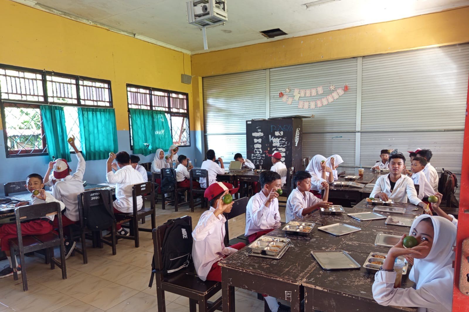 Polsek Labuapi Kawal Uji Coba Program Makan Bergizi Gratis di Lombok Barat