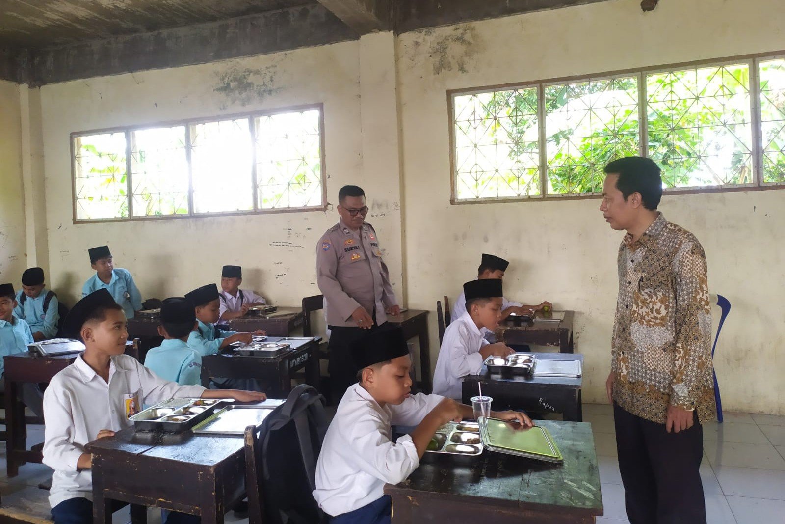 Polsek Lembar Pastikan Program Makan Bergizi Gratis Berjalan Aman dan Lancar