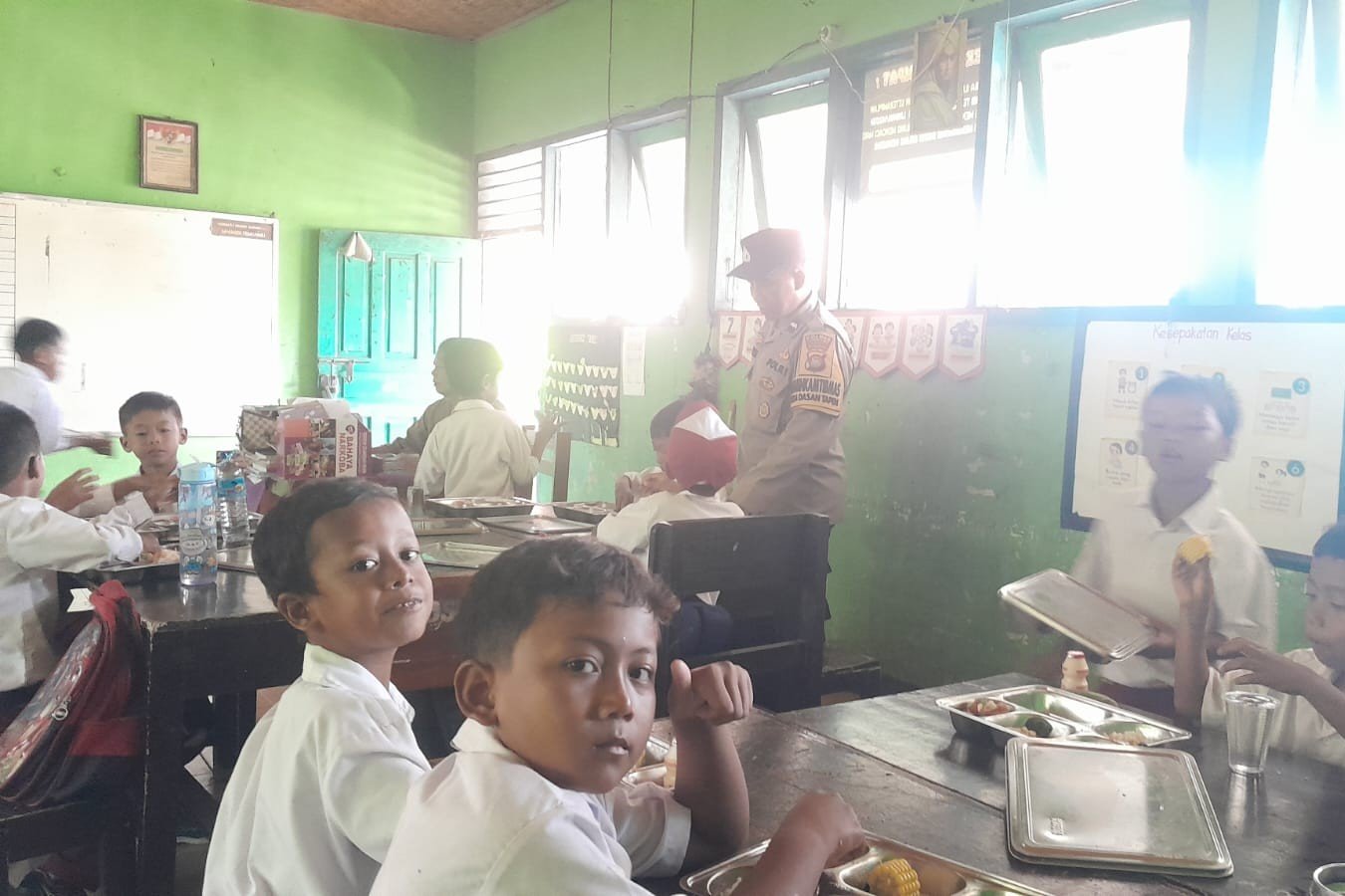 Polsek Gerung Kawal Pembagian Makan Bergizi Gratis untuk Ratusan Siswa SD di Dasan Tapen