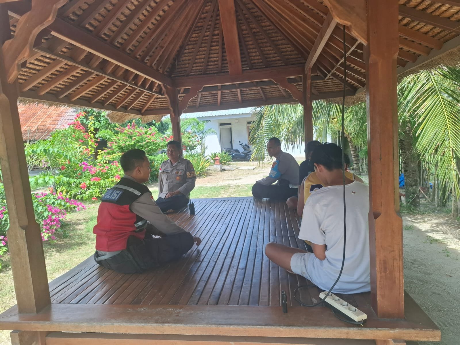 Polisi Aktif Jaga Kamtibmas, Patroli Dialogis Sentuh Warga Sekotong