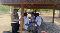Polsek Sekotong Tingkatkan Patroli, Jamin Keamanan Obyek Wisata dan Vital di Lombok Barat (1) Lombok Barat, NTB – Kepolisian Sektor Sekotong, Polres Lombok Barat, Polda NTB, terus menunjukkan komitmennya dalam menjaga stabilitas keamanan dan ketertiban masyarakat (kamtibmas). Upaya ini diwujudkan melalui giat patroli rutin yang menyasar obyek vital dan obyek wisata, salah satunya Pantai Kemos di Desa Sekotong Barat. Kegiatan ini bertujuan utama untuk mengantisipasi tindak kriminalitas 3C (Curas, Curat, Curanmor) serta berbagai potensi gangguan kamtibmas lainnya. Patroli Rutin Demi Rasa Aman Pengunjung dan Pengelola Wisata Pada Senin, 2 Juni 2025, sekitar pukul 12.30 WITA hingga selesai, Personel Polsek Sekotong melaksanakan patroli intensif di Pantai Kemos yang menjadi salah satu destinasi favorit di wilayah Sekotong menjadi fokus utama kegiatan ini, Senin (2/6/2025). Kapolres Lombok Barat, Polda NTB, AKBP Yasmara Harahap, S.I.K., melalui Kapolsek Sekotong Iptu I Ketut Suriarta, S.H., M.I.Kom., menegaskan bahwa selain pengawasan terhadap potensi tindak kejahatan, patroli juga difokuskan untuk memberikan rasa aman dan nyaman bagi masyarakat serta para pengelola obyek wisata. "Kami secara rutin melaksanakan patroli di obyek vital dan obyek wisata. Ini adalah bentuk kehadiran polisi di tengah masyarakat, memastikan bahwa mereka dapat beraktivitas dengan tenang dan aman," ujar Iptu I Ketut Suriarta, S.H., M.I.Kom., saat ditemui secara terpisah. Kapolsek menambahkan bahwa kegiatan ini bukan hanya sekadar patroli fisik, tetapi juga sebagai sarana komunikasi dua arah antara kepolisian dan masyarakat. Edukasi dan Himbauan untuk Kewaspadaan Bersama Dalam pelaksanaannya, personel Polsek Sekotong tidak hanya melakukan pengawasan, tetapi juga aktif memberikan himbauan kepada masyarakat dan pengelola obyek wisata Pantai Kemos. Himbauan tersebut mencakup pentingnya untuk selalu waspada terhadap lingkungan sekitar dan mewaspadai perubahan cuaca ekstrem yang dapat terjadi kapan saja. Hal ini mengingat wilayah Sekotong yang juga rentan terhadap dampak cuaca tak menentu, khususnya bagi aktivitas di area pantai. "Kami mengingatkan kepada seluruh masyarakat, khususnya pengelola dan pengunjung Pantai Kemos, untuk selalu meningkatkan kewaspadaan. Perhatikan barang bawaan, dan jangan ragu untuk melapor jika melihat hal-hal yang mencurigakan," jelasnya. Selain itu, kolaborasi dan sinergi dengan aparat kepolisian juga terus digalakkan guna menciptakan sitkamtibmas yang benar-benar kondusif. "Keamanan adalah tanggung jawab kita bersama," tegasnya. Respon Positif dari Masyarakat Kehadiran personel kepolisian di lokasi obyek wisata Pantai Kemos secara langsung dirasakan manfaatnya oleh masyarakat. Banyak yang menyambut baik kegiatan patroli ini karena dapat memberikan rasa aman dan nyaman, terutama di tengah potensi keramaian dan peningkatan aktivitas wisata. "Kami sangat senang dengan adanya patroli dari polisi. Rasanya lebih tenang kalau ada bapak-bapak polisi yang berpatroli di sini, apalagi ini kan tempat wisata, jadi bisa mencegah hal-hal yang tidak diinginkan," ungkap salah seorang pengelola warung di Pantai Kemos yang enggan disebutkan namanya. Respon positif ini menjadi indikasi keberhasilan Polsek Sekotong dalam membangun kepercayaan dan kemitraan dengan masyarakat.