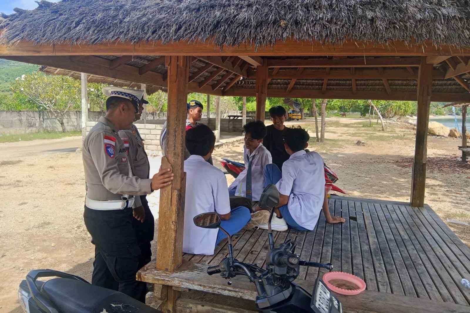 Lombok Barat, NTB – Kepolisian Sektor Sekotong, Polres Lombok Barat, Polda NTB, terus menunjukkan komitmennya dalam menjaga stabilitas keamanan dan ketertiban masyarakat (kamtibmas). Upaya ini diwujudkan melalui giat patroli rutin yang menyasar obyek vital dan obyek wisata, salah satunya Pantai Kemos di Desa Sekotong Barat. Kegiatan ini bertujuan utama untuk mengantisipasi tindak kriminalitas 3C (Curas, Curat, Curanmor) serta berbagai potensi gangguan kamtibmas lainnya. Patroli Rutin Demi Rasa Aman Pengunjung dan Pengelola Wisata Pada Senin, 2 Juni 2025, sekitar pukul 12.30 WITA hingga selesai, Personel Polsek Sekotong melaksanakan patroli intensif di Pantai Kemos yang menjadi salah satu destinasi favorit di wilayah Sekotong menjadi fokus utama kegiatan ini, Senin (2/6/2025). Kapolres Lombok Barat, Polda NTB, AKBP Yasmara Harahap, S.I.K., melalui Kapolsek Sekotong Iptu I Ketut Suriarta, S.H., M.I.Kom., menegaskan bahwa selain pengawasan terhadap potensi tindak kejahatan, patroli juga difokuskan untuk memberikan rasa aman dan nyaman bagi masyarakat serta para pengelola obyek wisata. "Kami secara rutin melaksanakan patroli di obyek vital dan obyek wisata. Ini adalah bentuk kehadiran polisi di tengah masyarakat, memastikan bahwa mereka dapat beraktivitas dengan tenang dan aman," ujar Iptu I Ketut Suriarta, S.H., M.I.Kom., saat ditemui secara terpisah. Kapolsek menambahkan bahwa kegiatan ini bukan hanya sekadar patroli fisik, tetapi juga sebagai sarana komunikasi dua arah antara kepolisian dan masyarakat. Edukasi dan Himbauan untuk Kewaspadaan Bersama Dalam pelaksanaannya, personel Polsek Sekotong tidak hanya melakukan pengawasan, tetapi juga aktif memberikan himbauan kepada masyarakat dan pengelola obyek wisata Pantai Kemos. Himbauan tersebut mencakup pentingnya untuk selalu waspada terhadap lingkungan sekitar dan mewaspadai perubahan cuaca ekstrem yang dapat terjadi kapan saja. Hal ini mengingat wilayah Sekotong yang juga rentan terhadap dampak cuaca tak menentu, khususnya bagi aktivitas di area pantai. "Kami mengingatkan kepada seluruh masyarakat, khususnya pengelola dan pengunjung Pantai Kemos, untuk selalu meningkatkan kewaspadaan. Perhatikan barang bawaan, dan jangan ragu untuk melapor jika melihat hal-hal yang mencurigakan," jelasnya. Selain itu, kolaborasi dan sinergi dengan aparat kepolisian juga terus digalakkan guna menciptakan sitkamtibmas yang benar-benar kondusif. "Keamanan adalah tanggung jawab kita bersama," tegasnya. Respon Positif dari Masyarakat Kehadiran personel kepolisian di lokasi obyek wisata Pantai Kemos secara langsung dirasakan manfaatnya oleh masyarakat. Banyak yang menyambut baik kegiatan patroli ini karena dapat memberikan rasa aman dan nyaman, terutama di tengah potensi keramaian dan peningkatan aktivitas wisata. "Kami sangat senang dengan adanya patroli dari polisi. Rasanya lebih tenang kalau ada bapak-bapak polisi yang berpatroli di sini, apalagi ini kan tempat wisata, jadi bisa mencegah hal-hal yang tidak diinginkan," ungkap salah seorang pengelola warung di Pantai Kemos yang enggan disebutkan namanya. Respon positif ini menjadi indikasi keberhasilan Polsek Sekotong dalam membangun kepercayaan dan kemitraan dengan masyarakat.