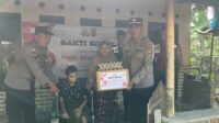 Lombok Barat, NTB – Dalam rangka menyambut Hari Bhayangkara ke-79 yang jatuh pada 1 Juli 2025, Polsek Sekotong, Polres Lombok Barat, Polda NTB, menggelar kegiatan bakti sosial di Dusun Bertong, Desa Cendimanik, Kecamatan Sekotong, Kabupaten Lombok Barat, pada Selasa (24/6/2025). A cara yang berlangsung mulai pukul 08.30 WITA ini menjadi wujud nyata kepedulian Polri terhadap masyarakat, khususnya mereka yang membutuhkan. Semangat Kebersamaan dalam Pengabdian Kegiatan bakti sosial ini dihadiri langsung oleh Kapolsek Sekotong IPTU I Ketut Suriarta, S.H., M.I.Kom., didampingi Kanit Binmas Polsek Sekotong AIPDA I Komang Sunantara, Ps. Kasium Polsek Sekotong AIPDA Amala, serta Bhabinkamtibmas Desa Cendimanik AIPDA Saepul Rahman. Sejumlah personel Polsek Sekotong turut hadir, berbaur dengan hangat bersama warga Dusun Bertong, Desa Cendimanik. Menurut IPTU I Ketut Suriarta, kegiatan ini adalah bagian dari komitmen Polri untuk selalu hadir di tengah masyarakat. "Bakti sosial ini merupakan bentuk pengabdian dan kepedulian kami dari Polsek Sekotong terhadap masyarakat, terutama bagi saudara-saudara kita penyandang disabilitas fisik, lumpuh, dan tunanetra," ujarnya. "Kami ingin mempererat hubungan antara Polri dan masyarakat, khususnya di Dusun Bertong ini." Bantuan Kursi Roda dan Sembako untuk Warga Disabilitas Fokus utama dari bakti sosial kali ini adalah memberikan dukungan kepada warga yang mengalami disabilitas. Dalam kesempatan tersebut, Polsek Sekotong menyerahkan bantuan berupa kursi roda dan sembako. Salah satu penerima bantuan adalah Saudara Hamdani, seorang remaja berusia 15 tahun, putra dari Bapak Mahyun dan Ibu Salmah, warga Dusun Bertong. Penyerahan bantuan ini diharapkan dapat meringankan beban dan meningkatkan kualitas hidup para penerima manfaat. Kursi roda yang diberikan akan mempermudah mobilitas Hamdani dalam beraktivitas sehari-hari, sementara bantuan sembako diharapkan dapat memenuhi kebutuhan dasar keluarga. Memupuk Sinergi dan Toleransi Menjelang Hari Bhayangkara ke-79 Kegiatan bakti sosial ini merupakan salah satu rangkaian penting dalam menyambut Hari Bhayangkara ke-79. Melalui kegiatan semacam ini, Polsek Sekotong tidak hanya menunjukkan komitmennya dalam menjaga keamanan dan ketertiban, tetapi juga dalam membangun sinergi yang kuat dengan masyarakat. Ini juga menjadi ajang untuk menumbuhkan nilai-nilai toleransi dan kepedulian, terutama terhadap mereka yang rentan dan membutuhkan uluran tangan. "Kami berharap kegiatan seperti ini dapat terus terlaksana dan memberikan dampak positif yang nyata bagi masyarakat," tambah IPTU I Ketut Suriarta. "Ini adalah wujud nyata bahwa Polri selalu ada untuk rakyat, siap melayani, mengayomi, dan melindungi." Kegiatan bakti sosial ini berjalan lancar, aman, dan tertib, berakhir pada pukul 10.15 WITA. Antusiasme warga dan kolaborasi antara Polri dengan masyarakat Dusun Bertong menjadi cerminan eratnya hubungan yang terjalin. Polsek Sekotong terus berkomitmen untuk memberikan pelayanan terbaik dan berkontribusi positif bagi kemajuan serta kesejahteraan masyarakat di wilayah Kecamatan Sekotong.