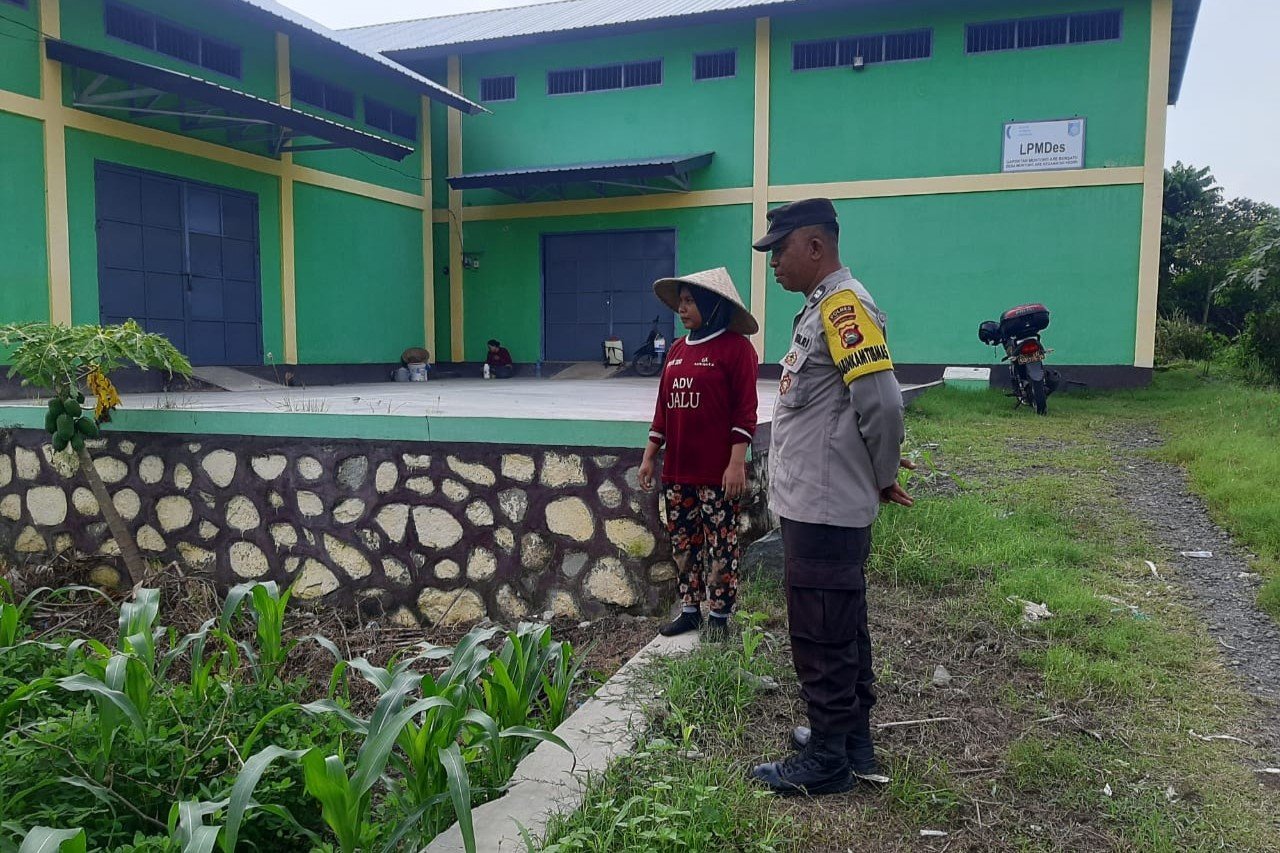 Bhabinkamtibmas Montong Are Dukung Ketahanan Pangan Lewat Pendampingan Petani