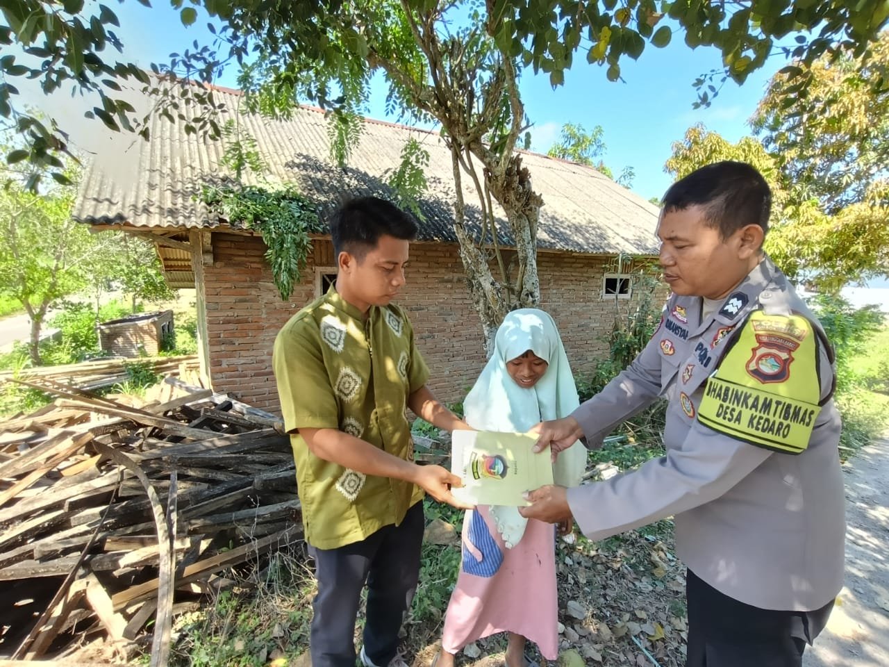 Aksi Nyata Polri: Polsek Sekotong Salurkan Bantuan Sosial di Desa Kedaro Lombok Barat