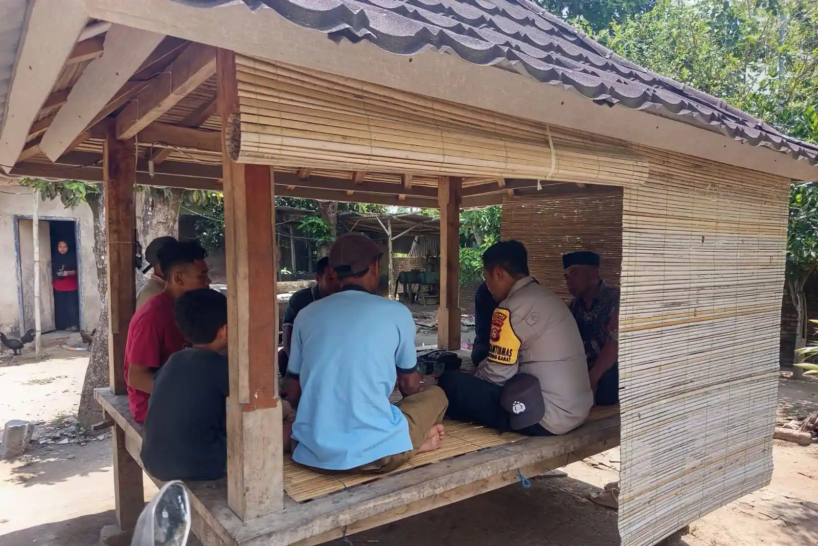 Bhabinkamtibmas Sekotong Gencar Edukasi Manfaatkan Pekarangan untuk Ketahanan Pangan