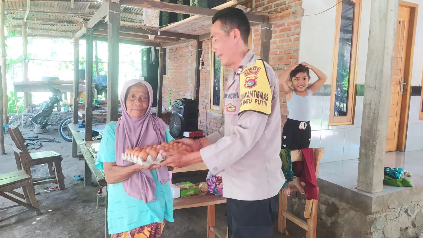 Tak Hanya Amankan Desa, Polisi Sekotong Juga Bantu Warga Lewat Nutrisi Mantap