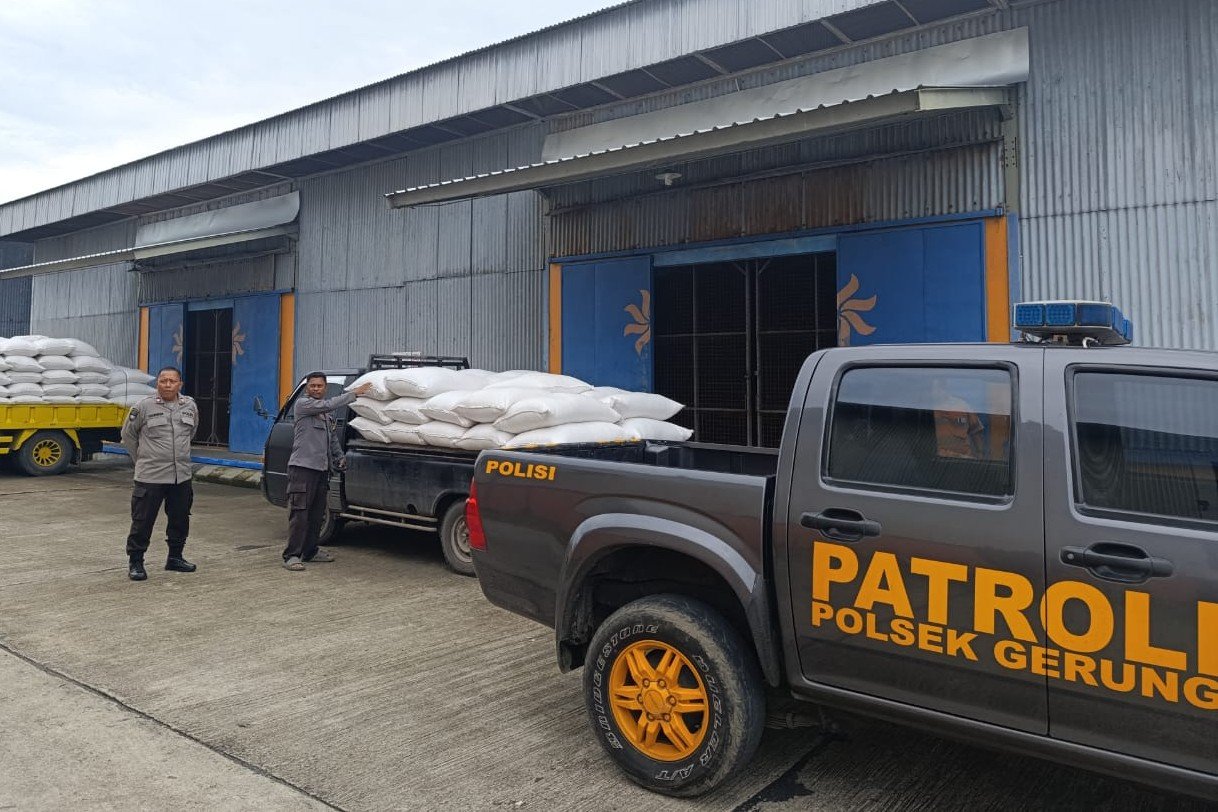Jamin Pasar Petani, Polsek Gerung Dampingi Penjualan 11 Ton Jagung ke BULOG
